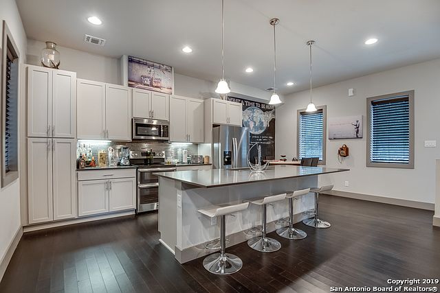 1st image of 930 W Craig Pl #4
