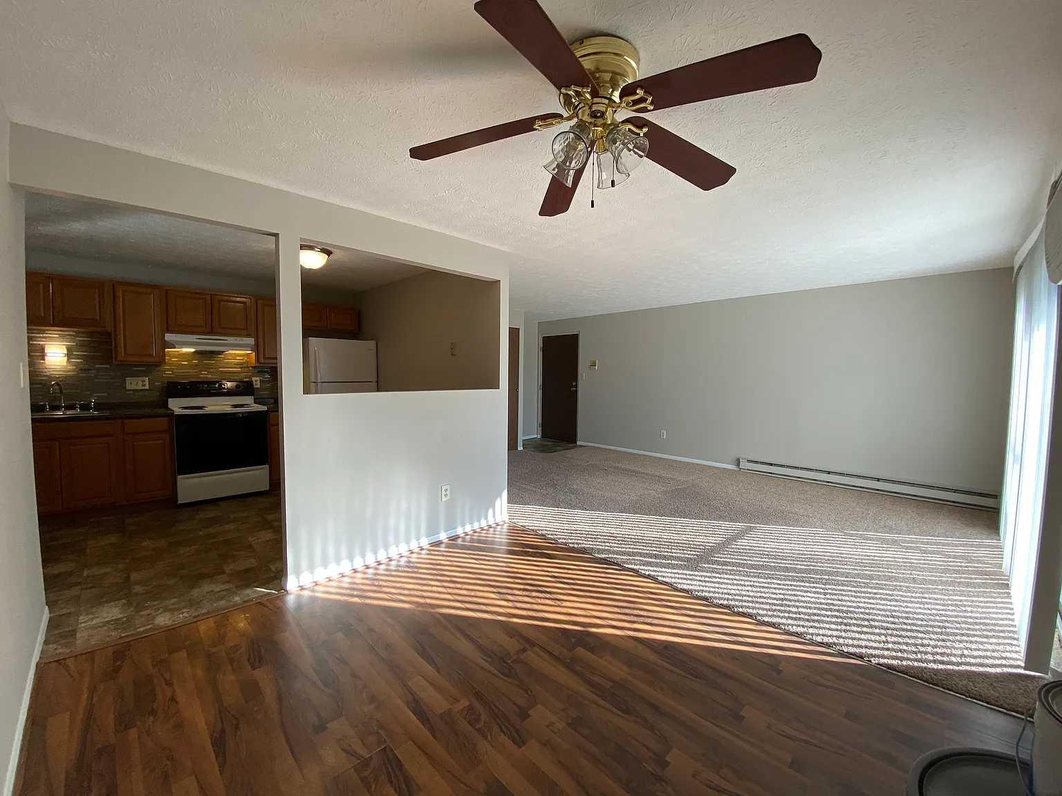 2 bed, 1.5 bath, 987 sqft, $1,050 — Photo 1