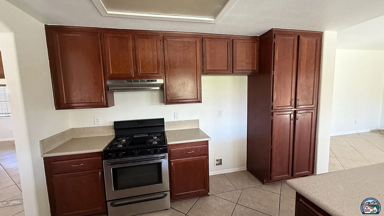 4 bed, 3.0 bath, 2239 sqft, $3,000 — Photo 3
