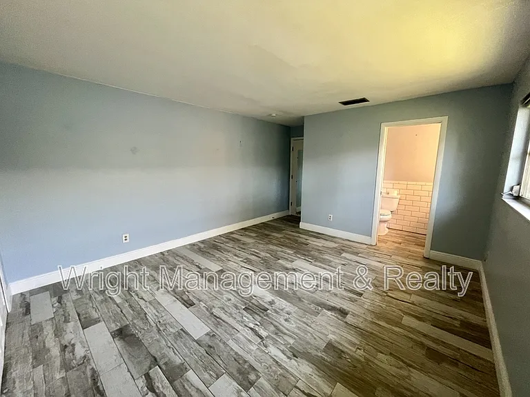 2323 Surrey Ln — Photo 11