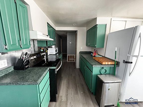 4th image of 824 Silver St