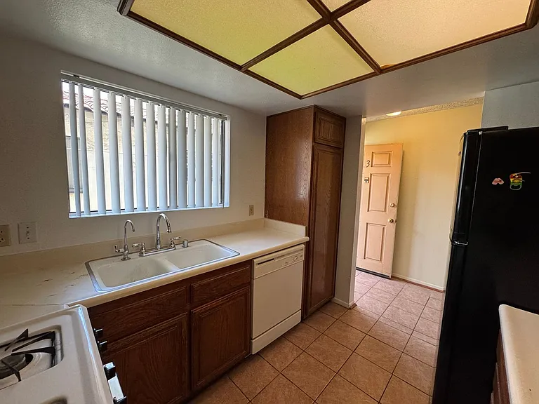 1004 E Garfield Ave — Photo 5