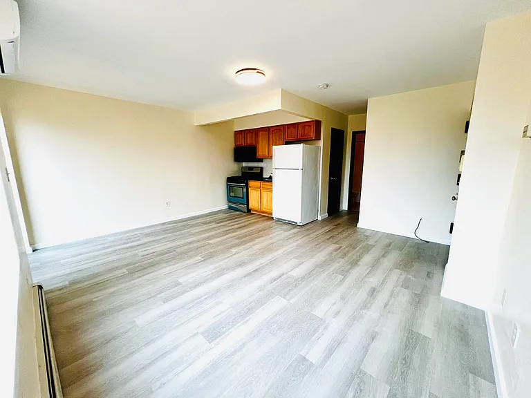 322 E 4th St #5 — Photo 6