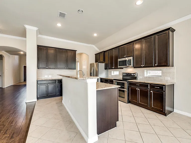 1404 Nacona Dr — Photo 7
