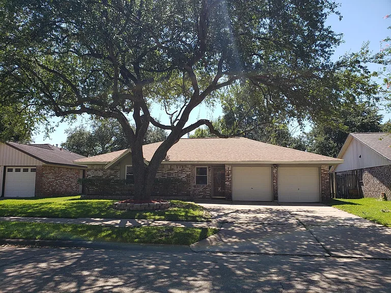 1129 E Rutgers Ln — Photo 1