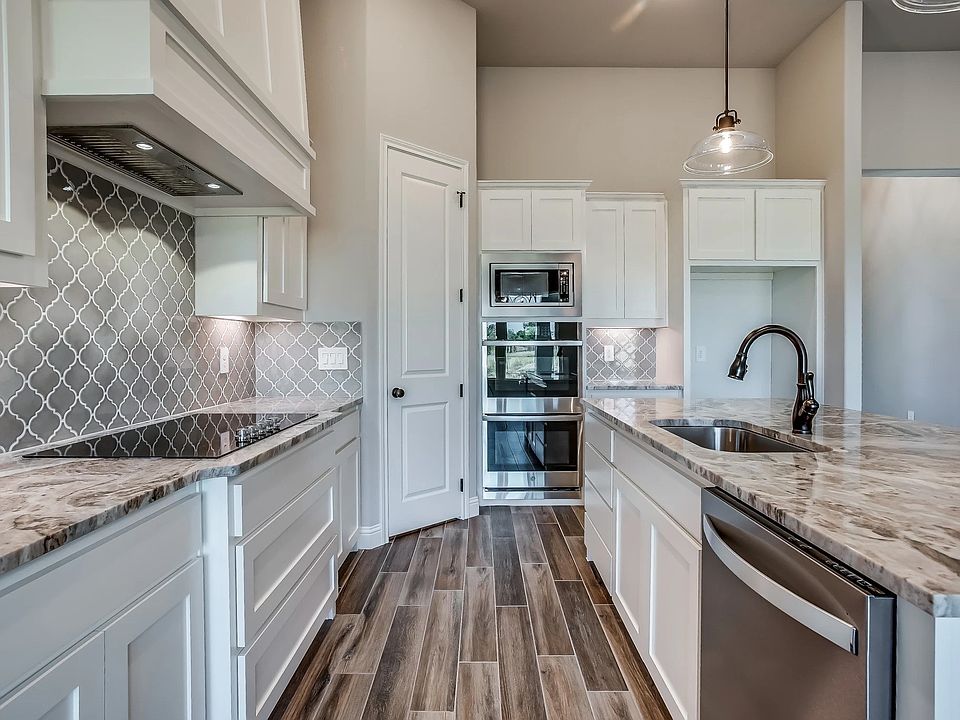 2nd image of 406 Red Bird Dr