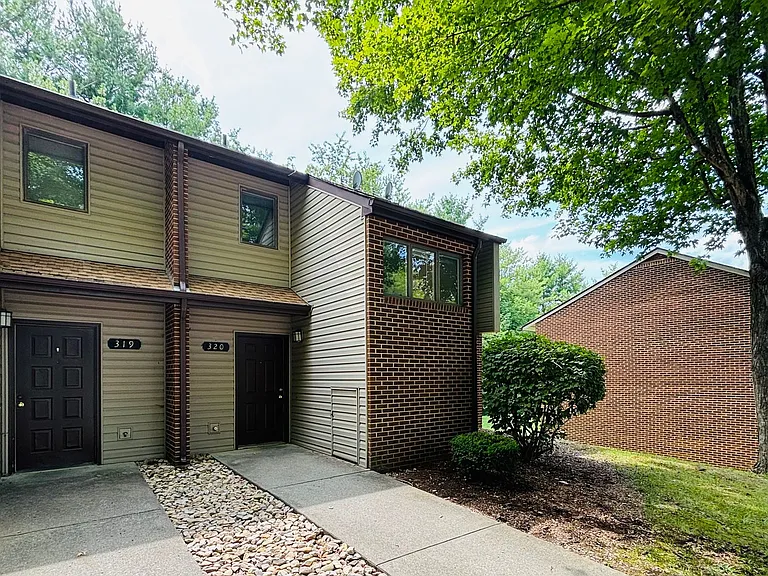 320 Shenandoah Cir — Photo 2