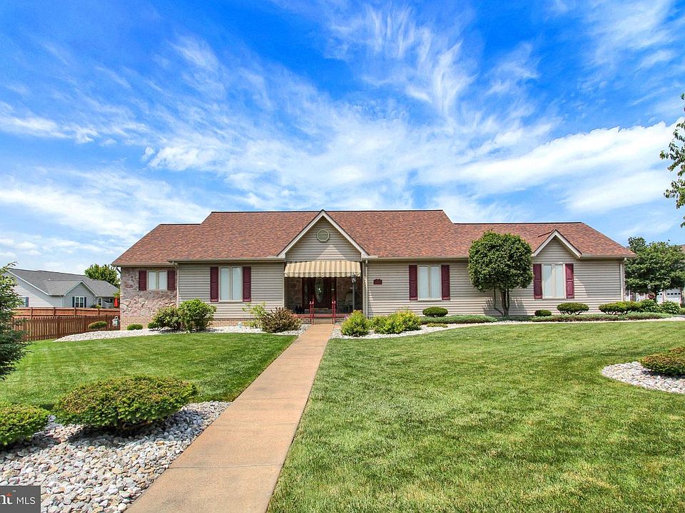 1st image of 3 Clover Dr