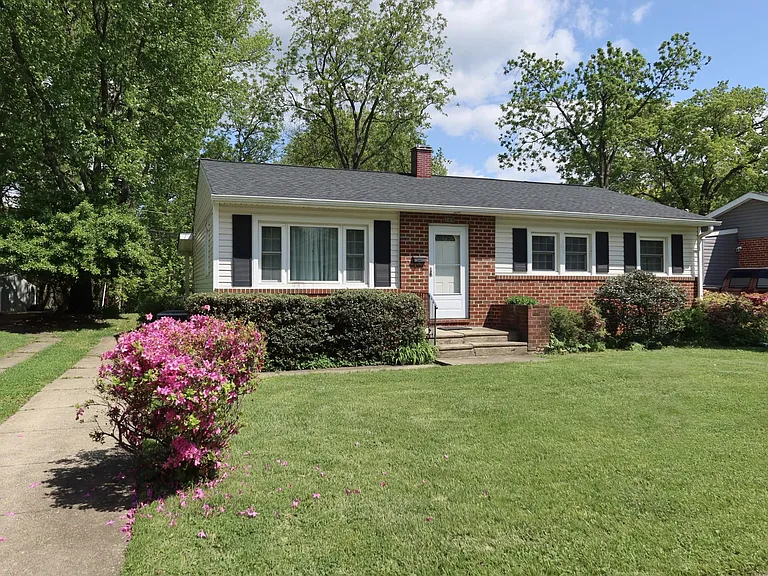 109 Deep Dale Dr — Photo 1