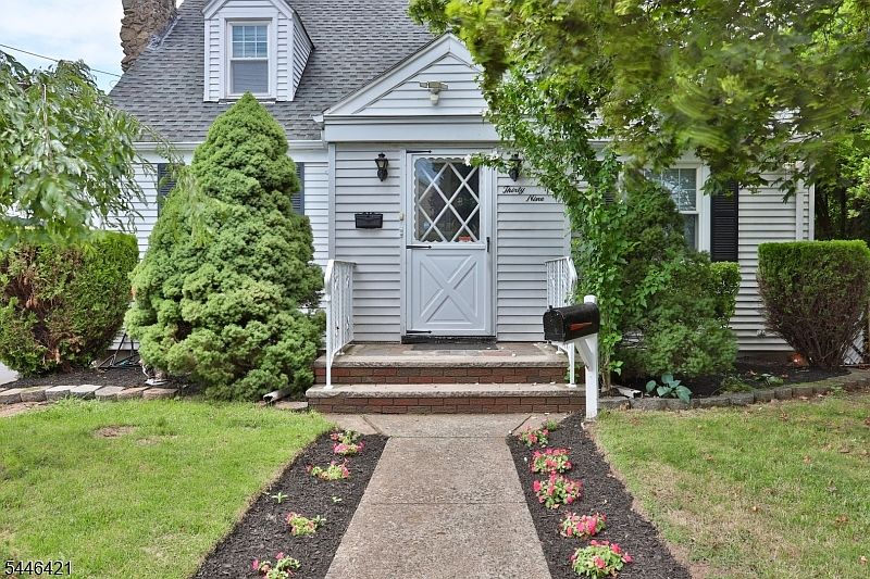 1st image of 39 Chestnut St