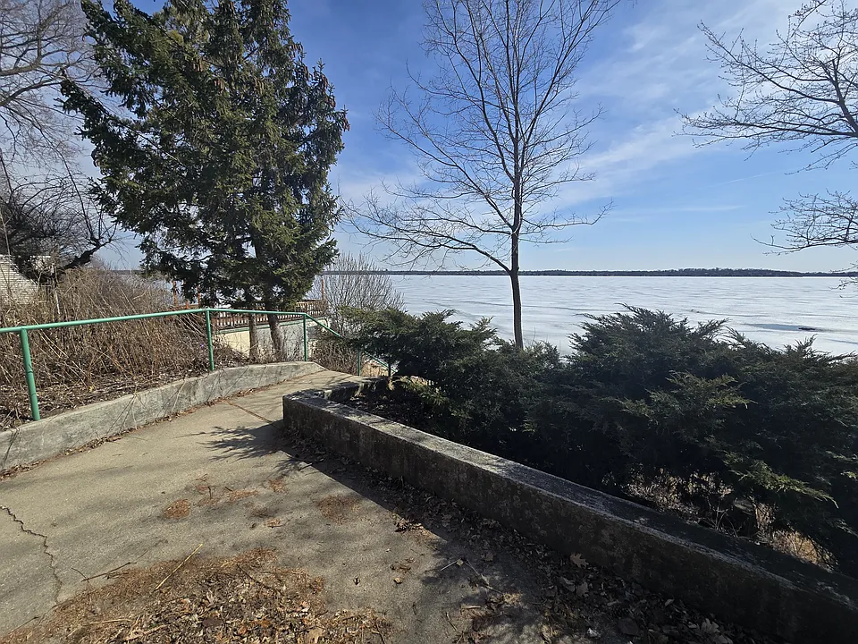 Public access to lake