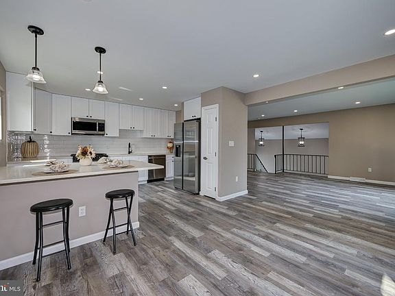3rd image of 13 Kingsbridge Dr