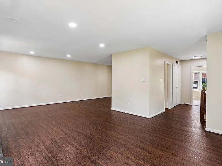 7561 Heatherton Ln — Photo 11