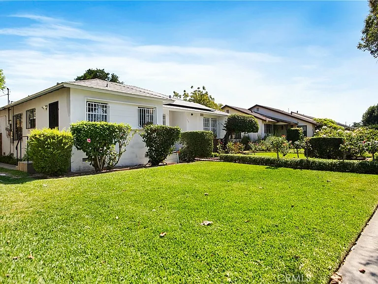 556 N Sunset Ave — Photo 2