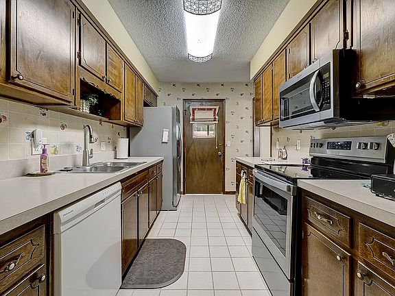 2nd image of 1748 Papaya Dr N