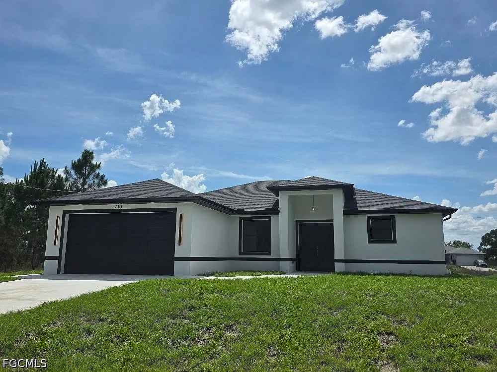 3 bed, 2.0 bath, 1758 sqft, $2,099 — Photo 1