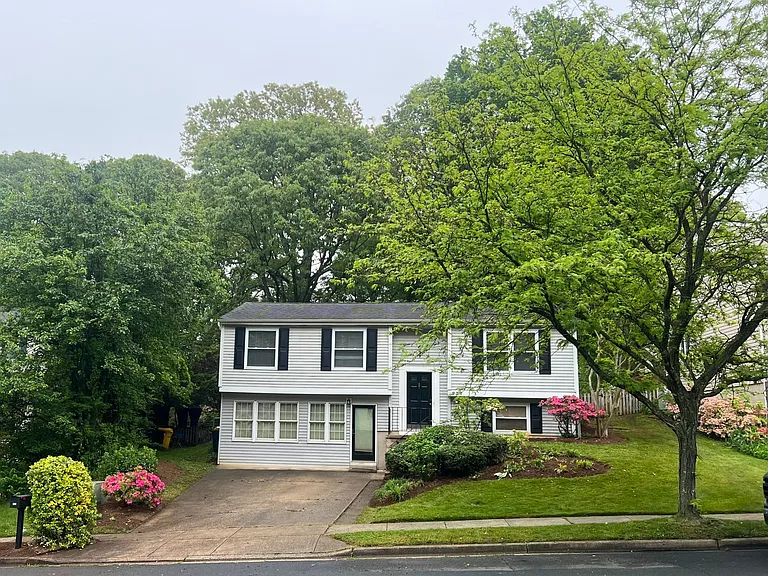 937 Marine Dr — Photo 1
