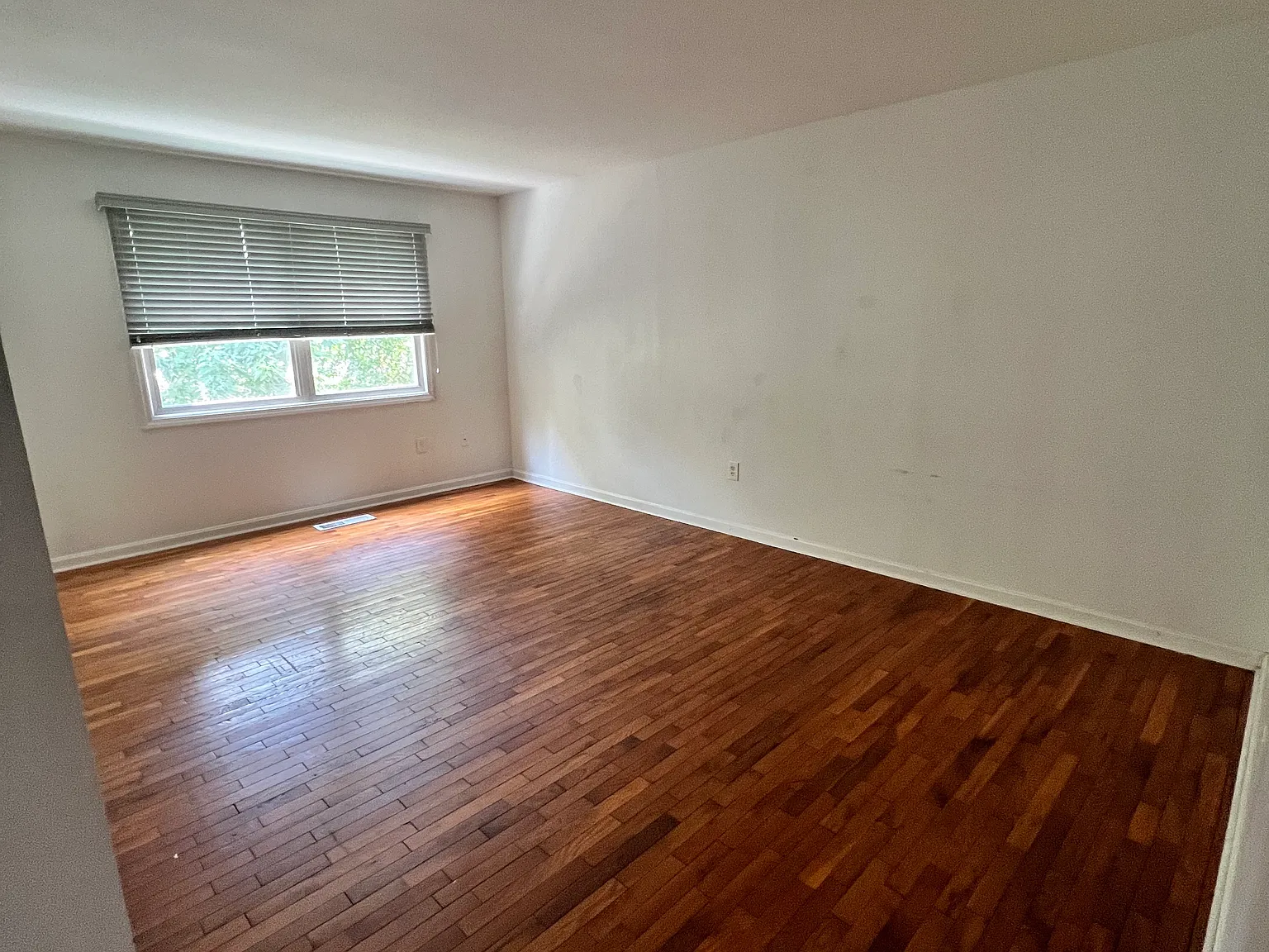 4 bed, 2.5 bath, 2400 sqft, $1,999 — Photo 4