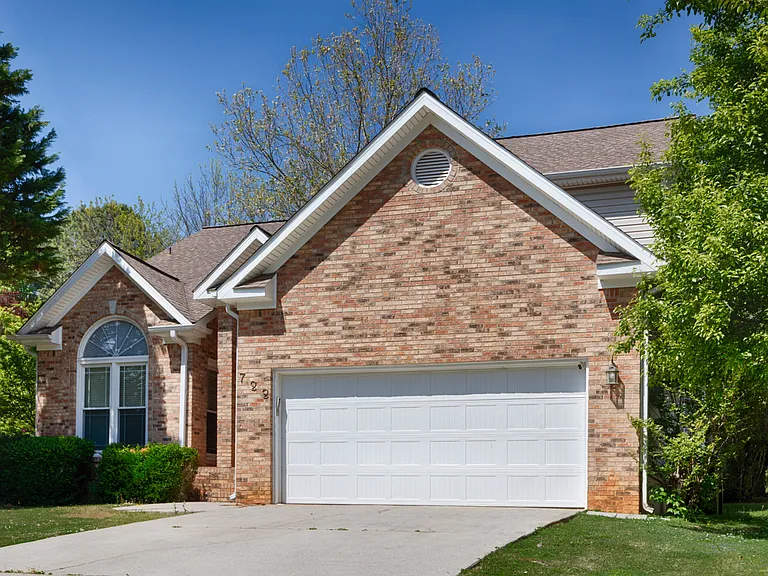 722 Highland Dr — Photo 3