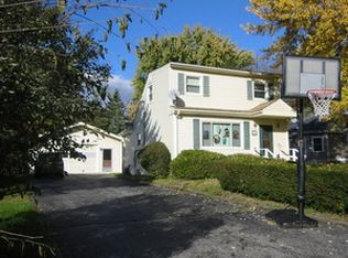 402 Clover Rd, Island Lake, IL 60042