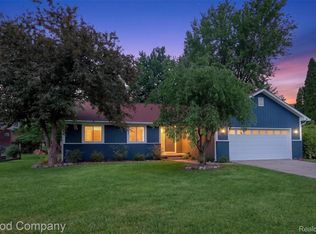 933 Gallaland Ave, Rochester Hills, MI 48307