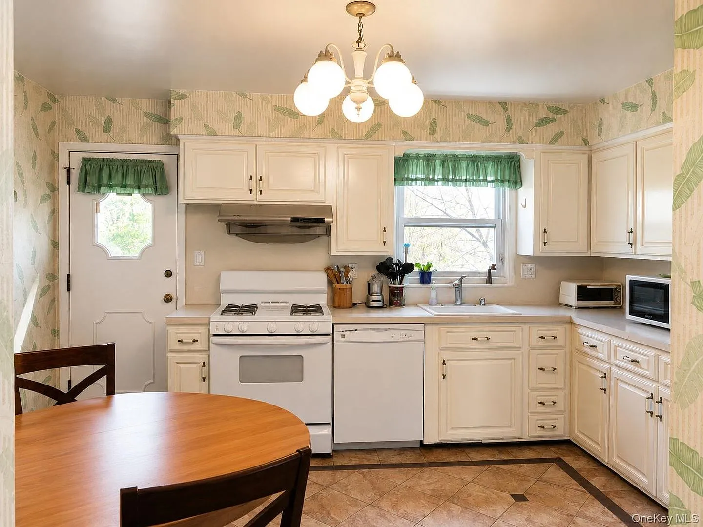 4 bed, 3.0 bath, 3100 sqft, $6,400 — Photo 4