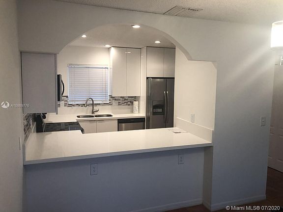 2nd image of 6255 Kendale Lakes Cir APT 221