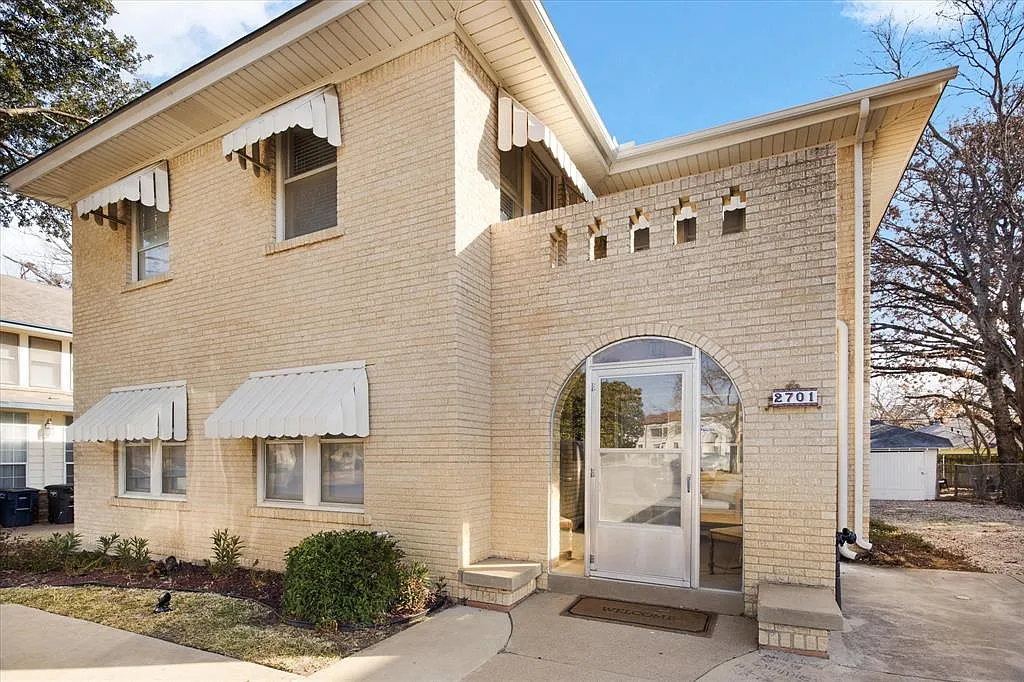 5 bed, 2984 sqft, $7,400 — Photo 1