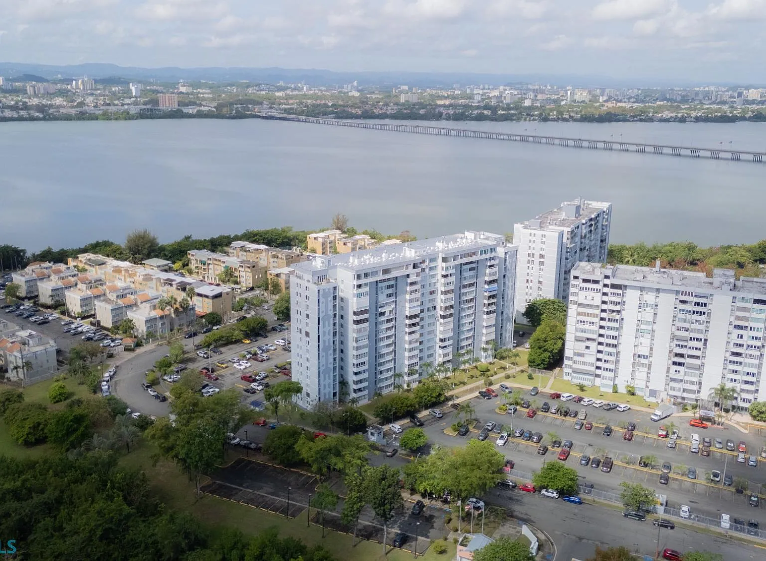Laguna Gardens (Condominio) — Photo 1