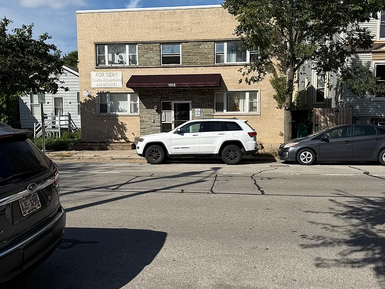 1515 N Farwell Ave — Photo 1