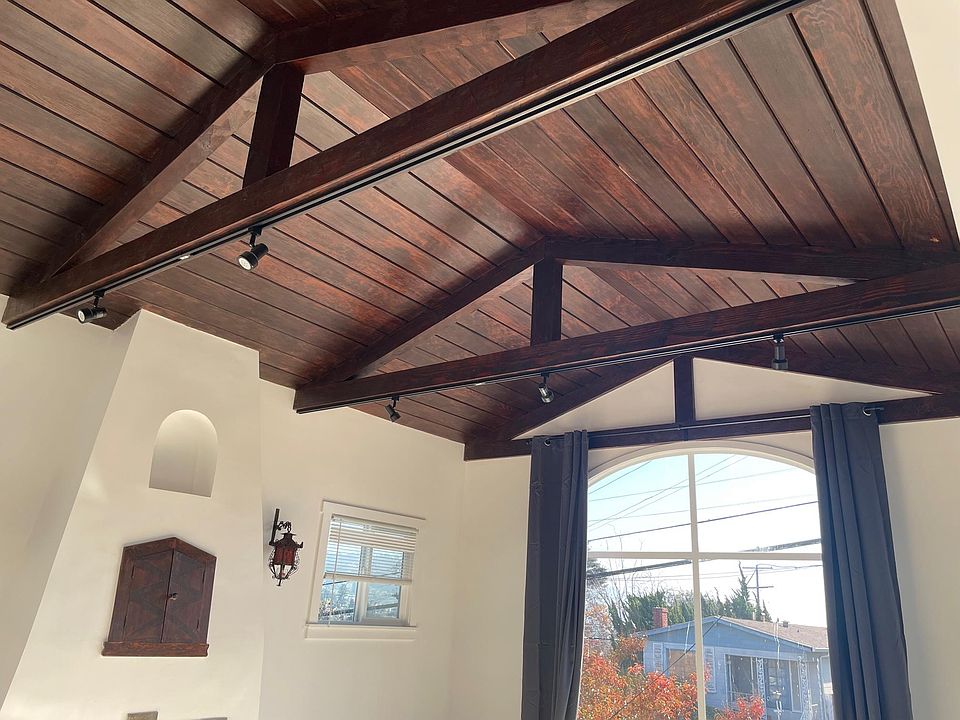 Living room with beautiful high ceilings