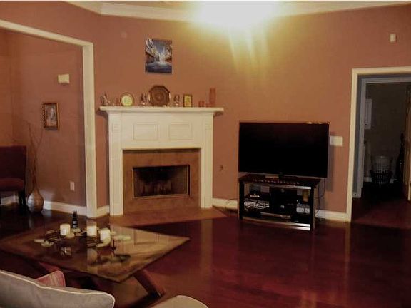 3rd image of 216 Bedford Dr