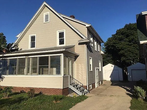 1121 Diamond Ave — Photo 1