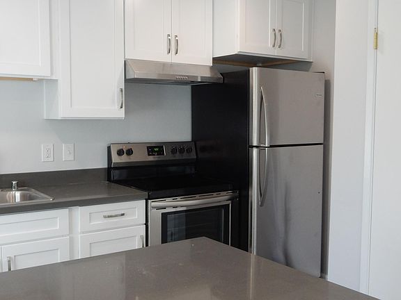 Peninsula has overhang for seating