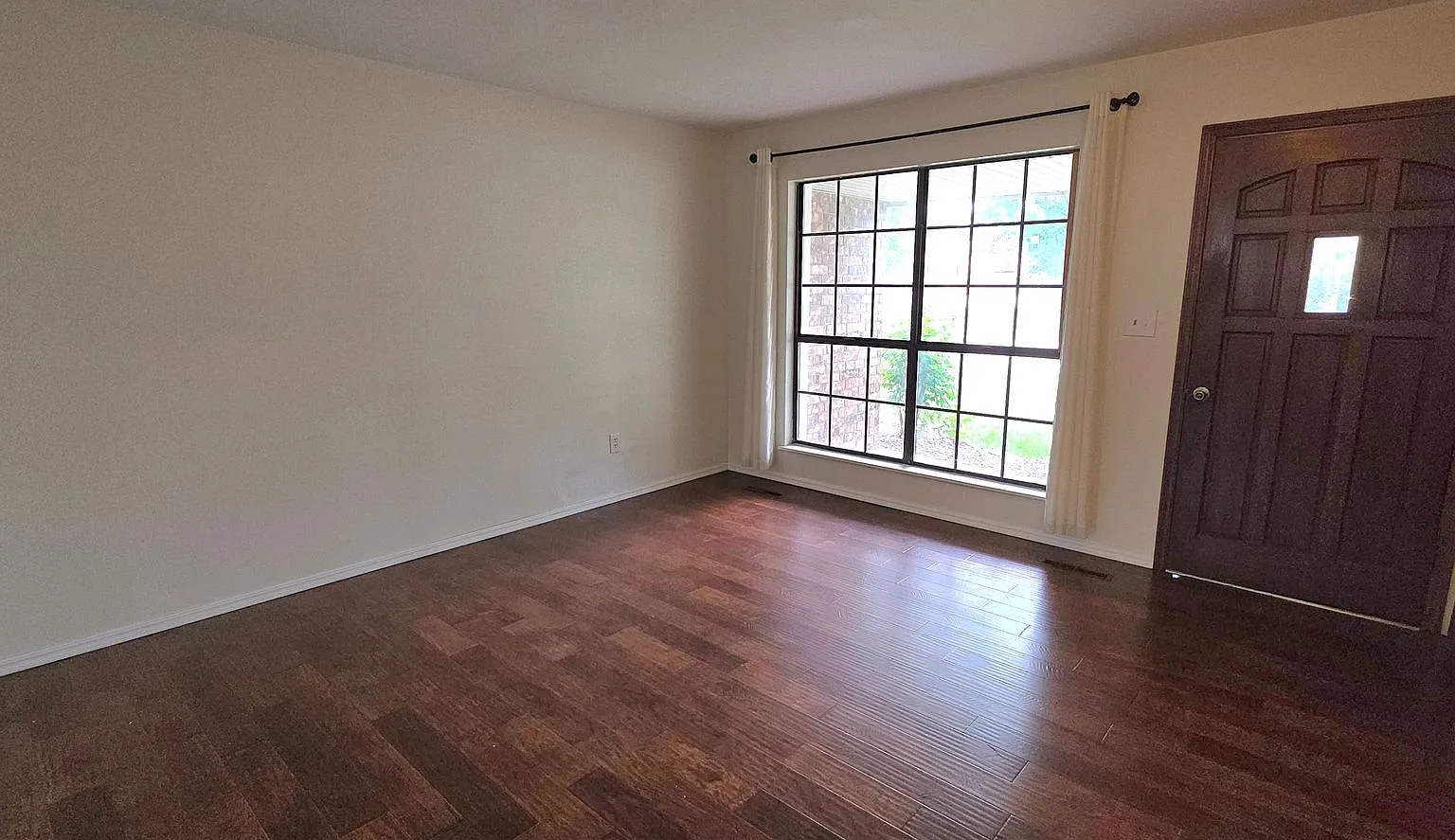 3 Bedrooms! 2 Living areas! close to Mall! $1695 — Photo 3