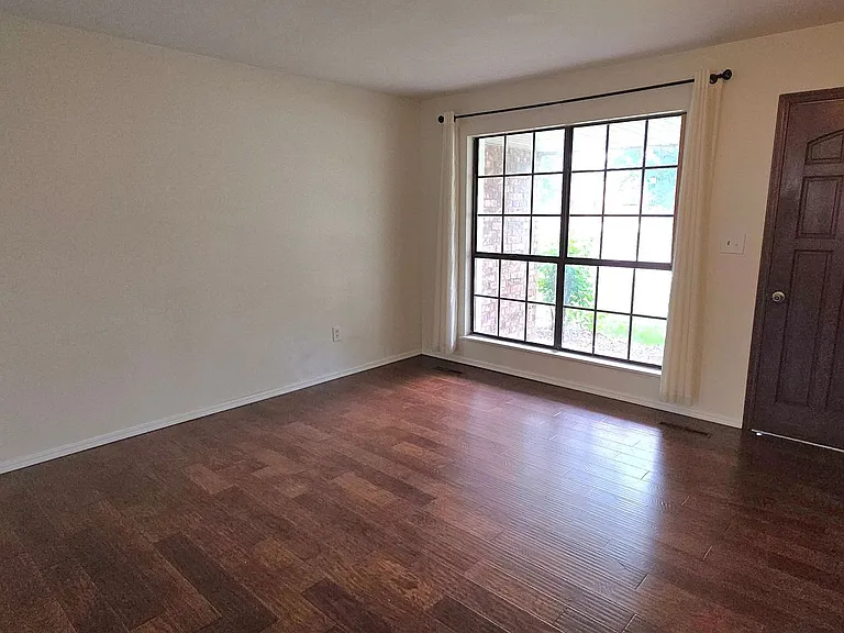 1635 E Hanover St — Photo 4