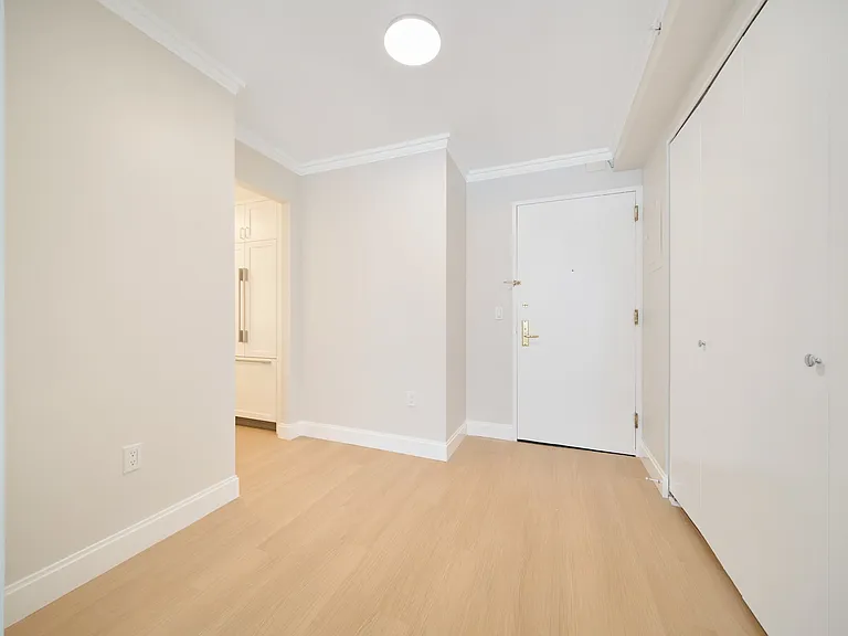 160 Riverside Blvd #10J — Photo 5