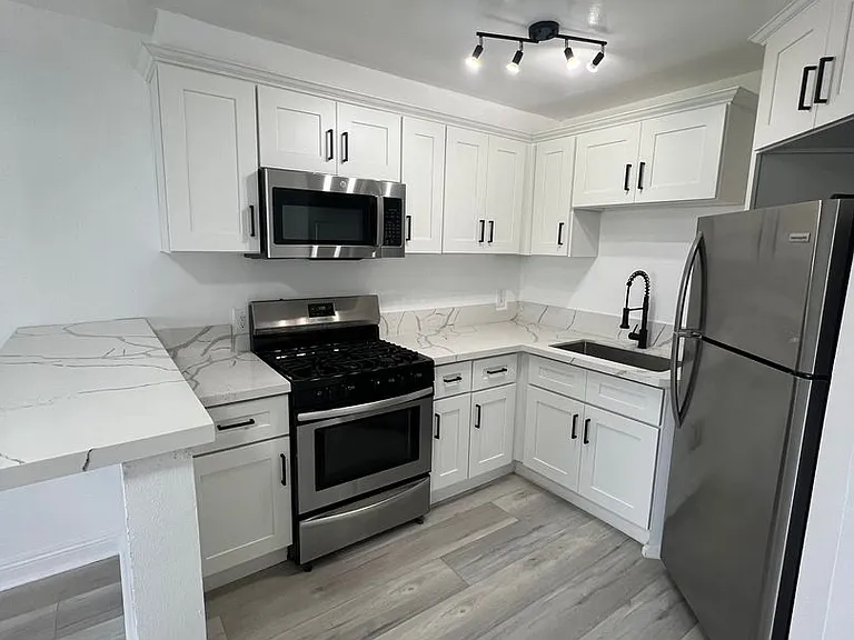 VRA27 LLC- "Villa Regency Apartments" — Photo 3