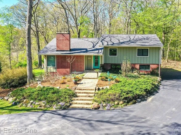 1401 W Predmore Rd, Oakland, MI 48363