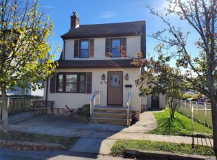10 Laurel Rd, Lindenhurst, NY 11757