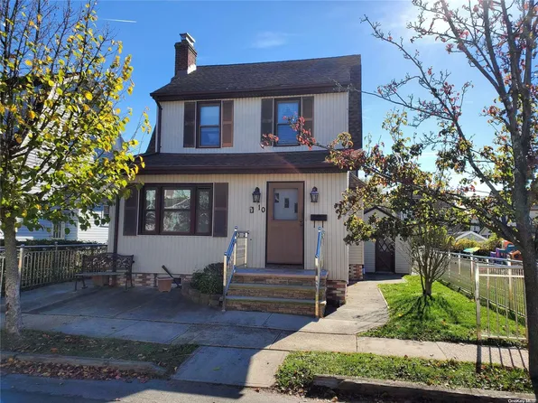 10 Laurel Road, Lindenhurst, NY 11757