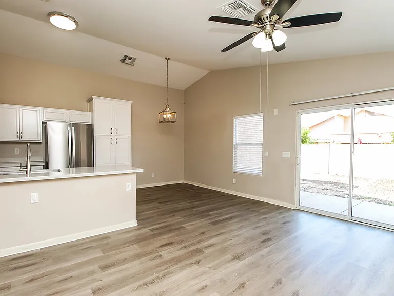 1652 N Serina — Photo 5