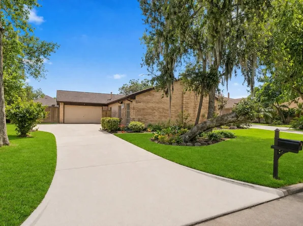 2221 N Belmont Dr, Richmond, TX 77469