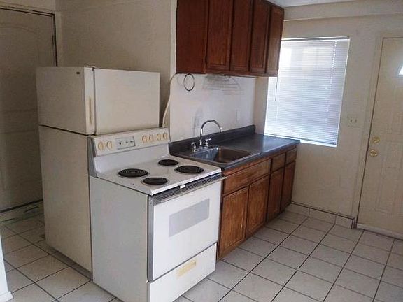 3rd image of 2975 Almond Dr #2