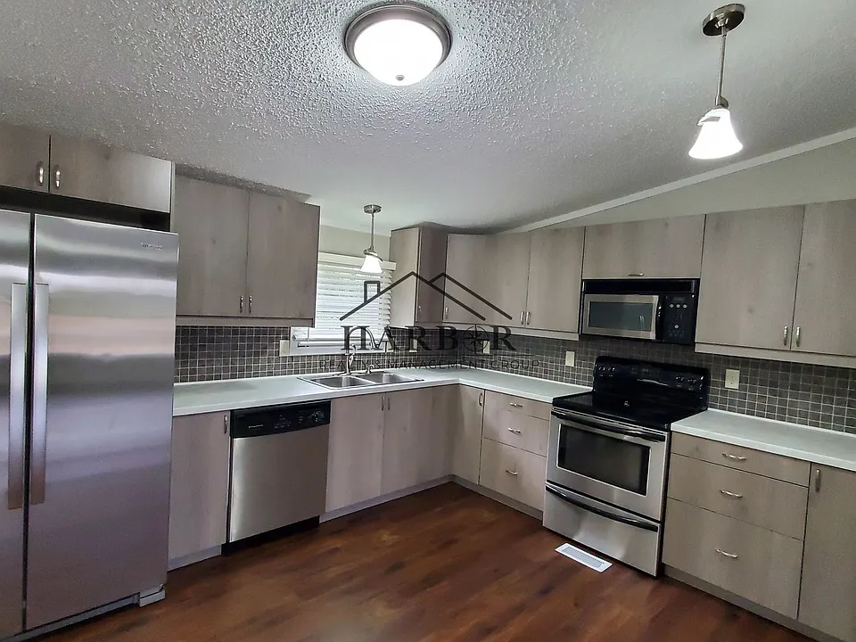 23 Andreasen Dr