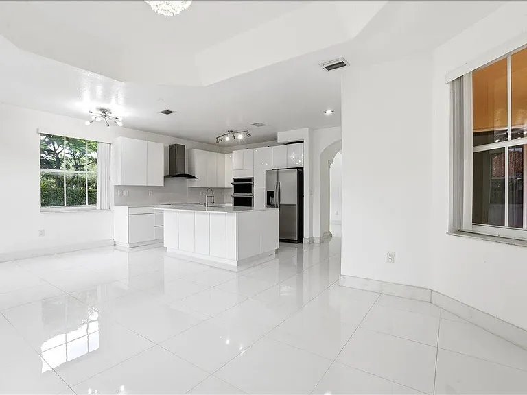 3802 SW 165th Ter — Photo 9