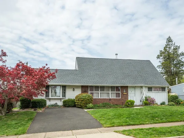 37 Underwood Rd, Levittown, PA 19056