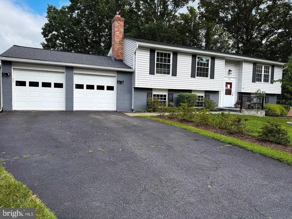 229 Applegate Dr, Sterling, VA 20164