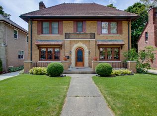 4857 N Woodburn St, Whitefish Bay, WI 53217