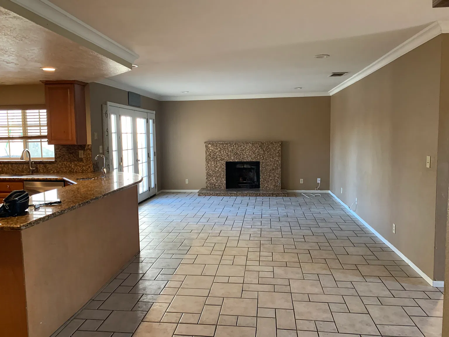 4 bed, 1896 sqft, $2,700 — Photo 3
